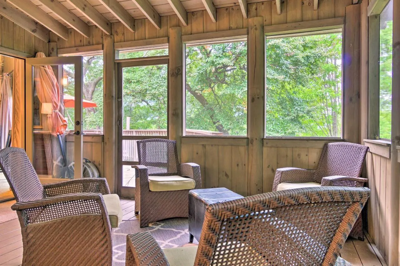 Holiday home Luxe Rumbling Bald Retreat With Deck And Mountain View *