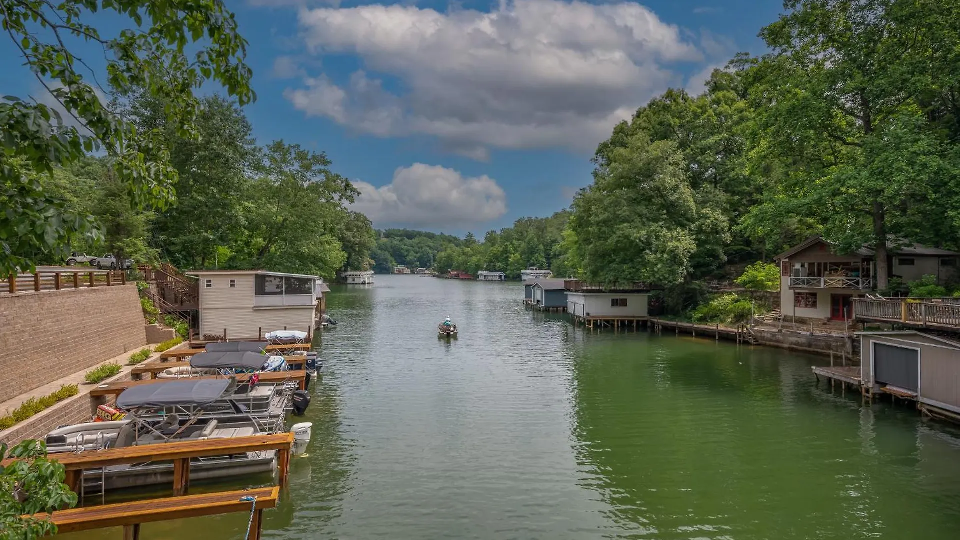 Waters Edge Hideaway Lakefront Pet Friendly Holiday home
