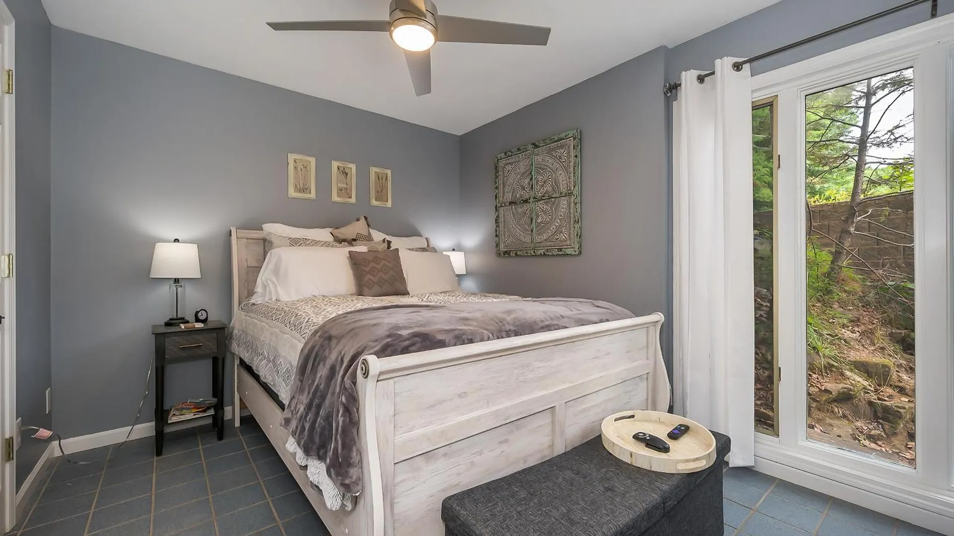 Waters Edge Hideaway Lakefront Pet Friendly Holiday home *