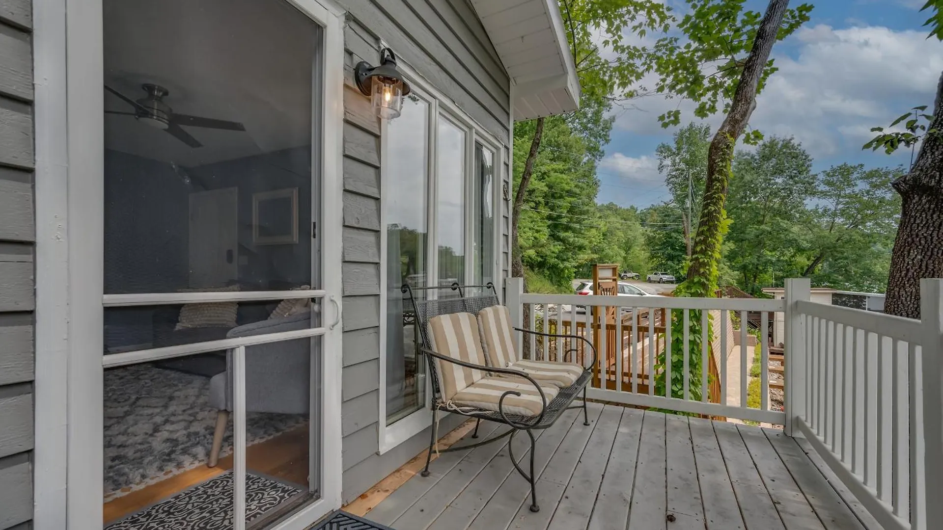 Waters Edge Hideaway Lakefront Pet Friendly