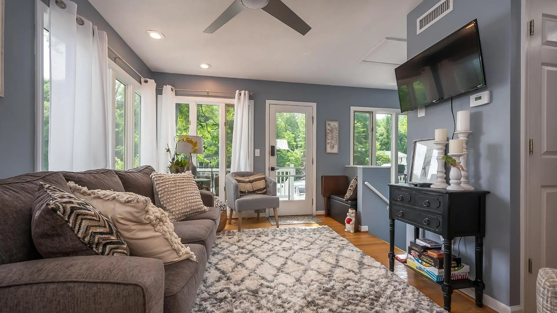 Waters Edge Hideaway Lakefront Pet Friendly Holiday home Lake Lure