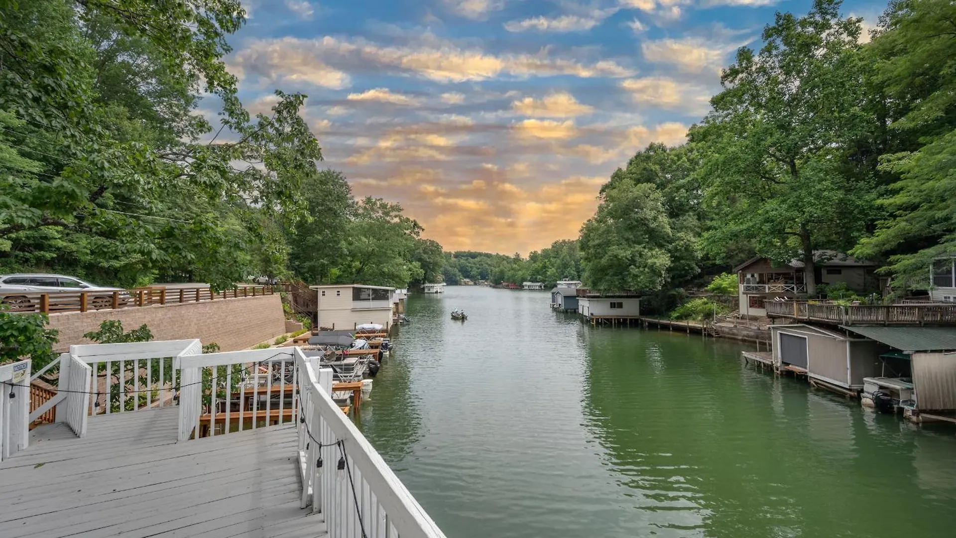 Waters Edge Hideaway Lakefront Pet Friendly Holiday home
