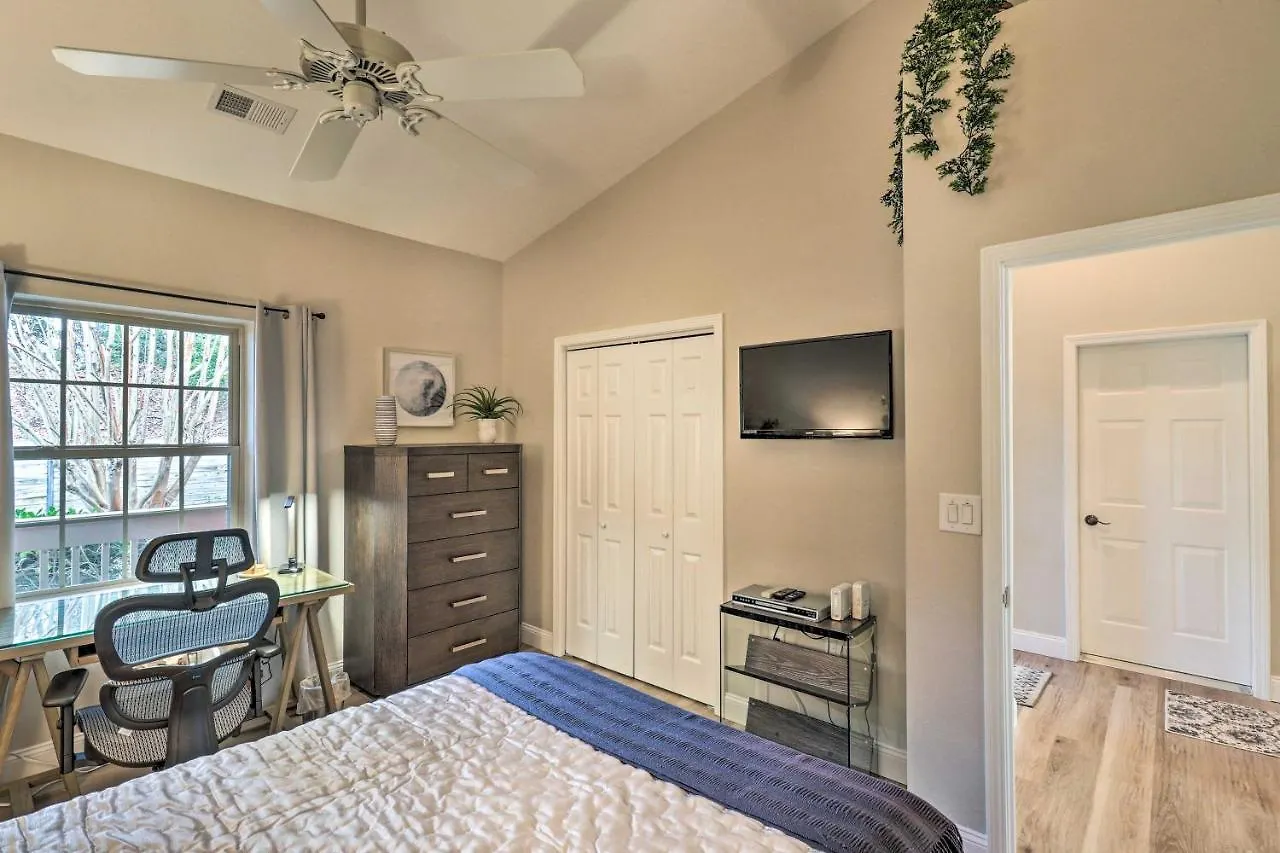 Lure With Pool And Access! Apartment