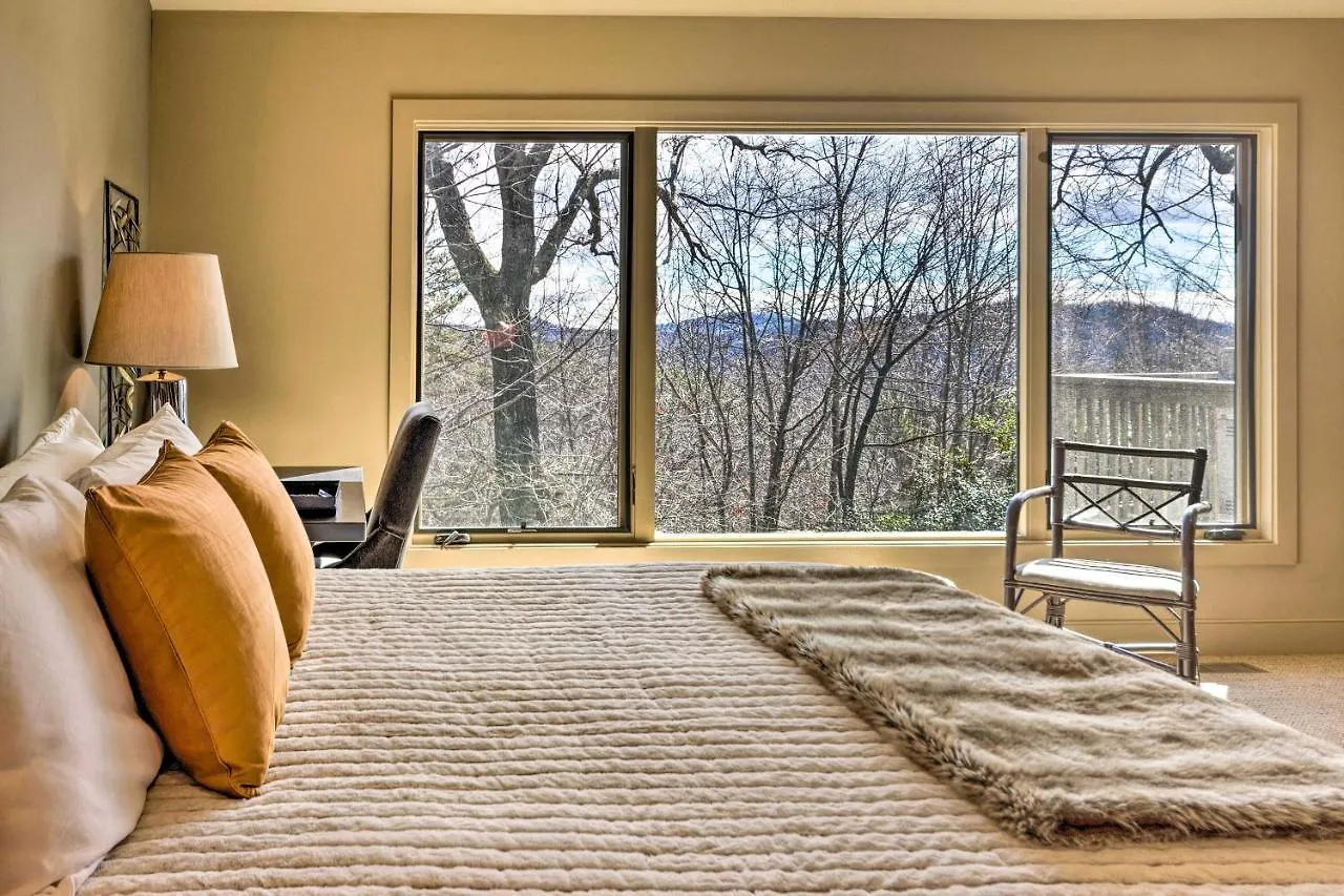 בית נופש Luxe Rumbling Bald Retreat With Deck And Mountain View