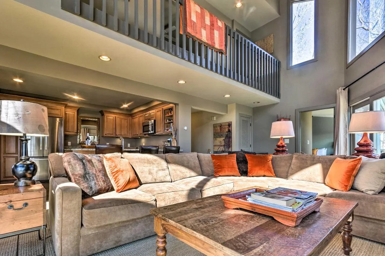 בית נופש Luxe Rumbling Bald Retreat With Deck And Mountain View