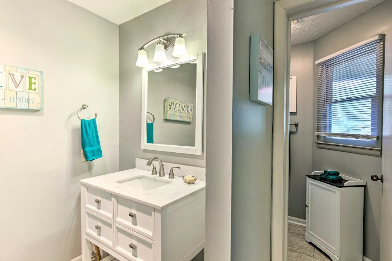 Apartment Modern With Balcony About 1 Mi To Lure! Lake Lure