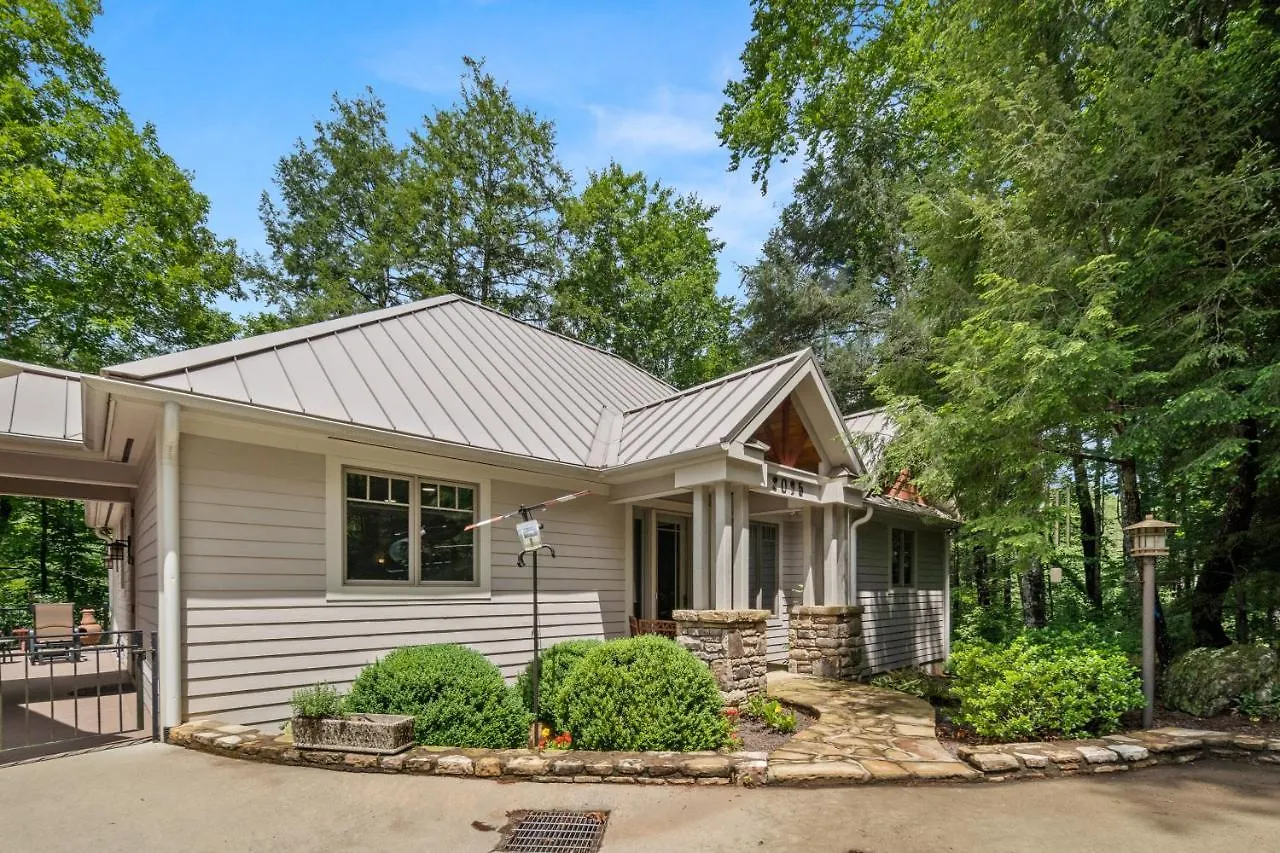 Falling Waters At Rumbling Bald Holiday home