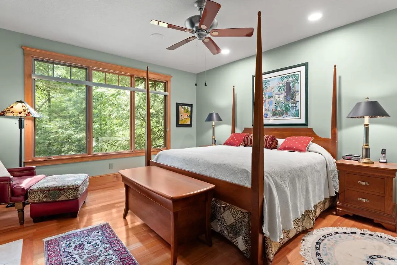 Holiday home Falling Waters At Rumbling Bald *