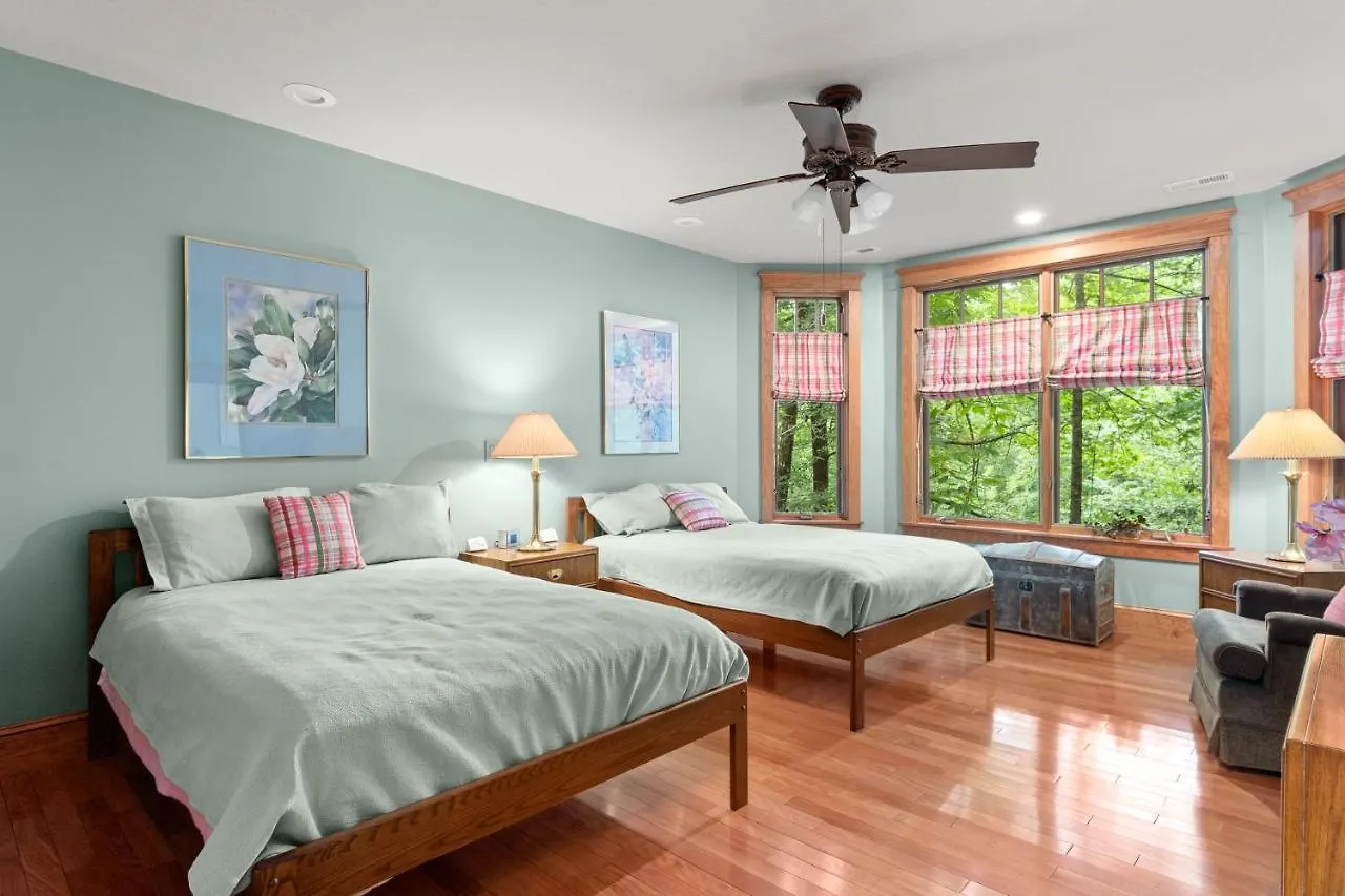 Falling Waters At Rumbling Bald Holiday home Lake Lure