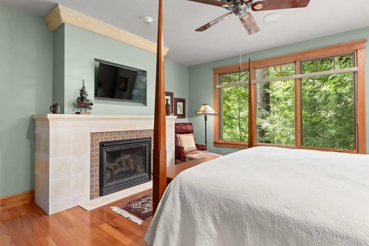 Falling Waters At Rumbling Bald Holiday home Lake Lure