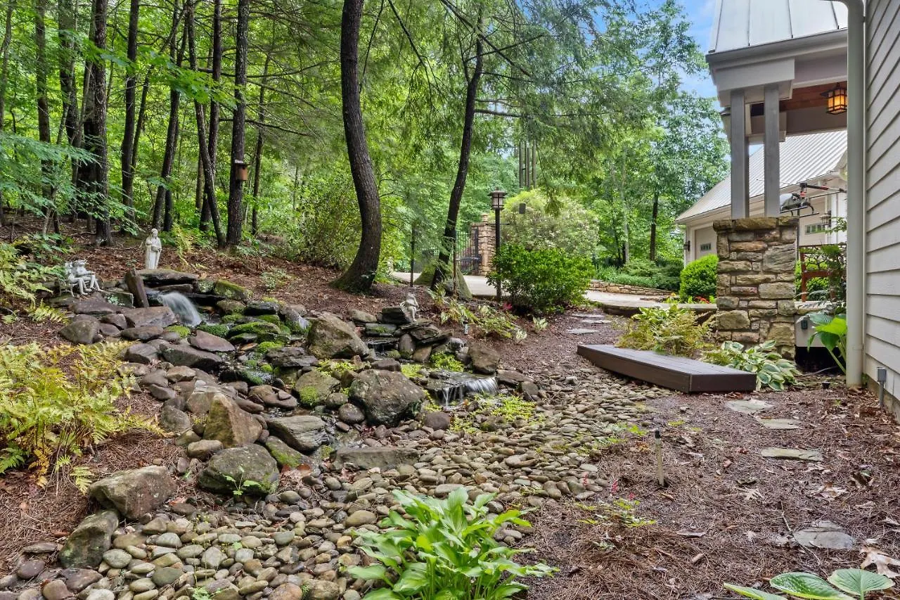 Falling Waters At Rumbling Bald Holiday home