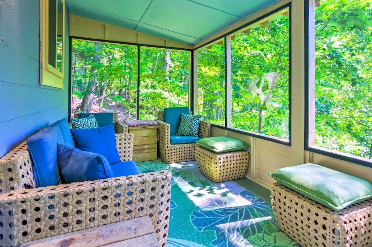 Lure Retreat With Mountain Views And Perks Holiday home