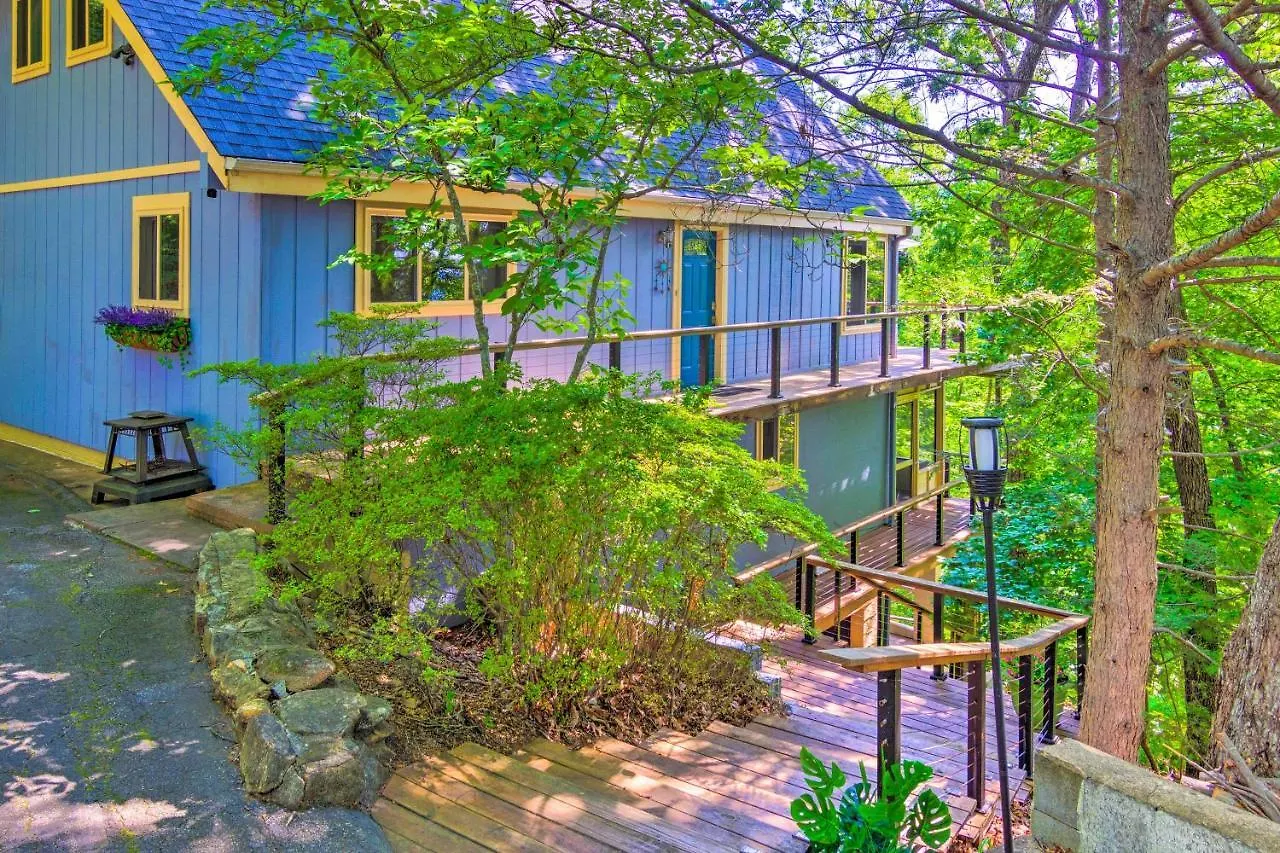 Lure Retreat With Mountain Views And Perks Holiday home