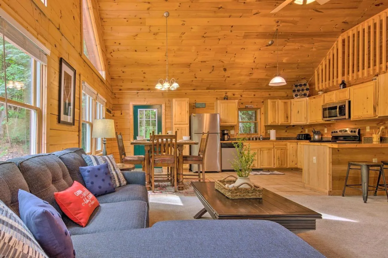 Moonshine Manor With Hot Tub, Near Lure Holiday home *