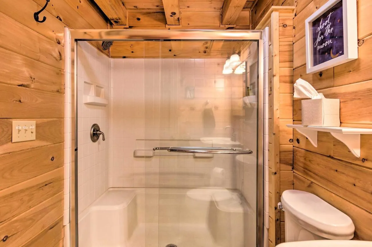 Moonshine Manor With Hot Tub, Near Lure 레이크 루어
