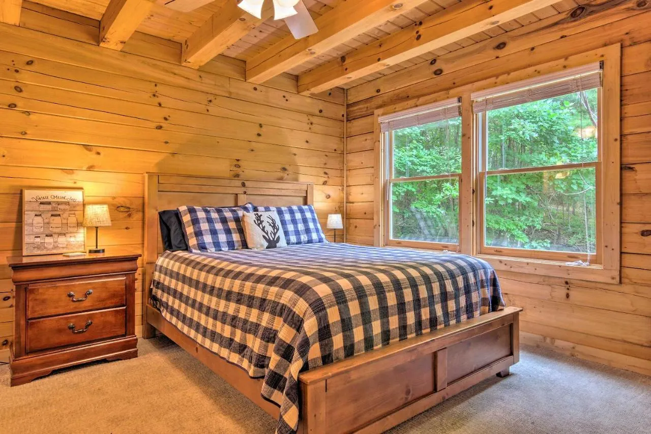 Moonshine Manor With Hot Tub, Near Lure Holiday home