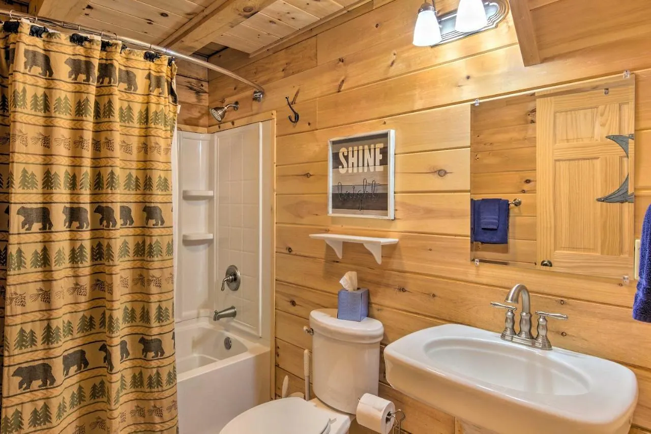 Moonshine Manor With Hot Tub, Near Lure