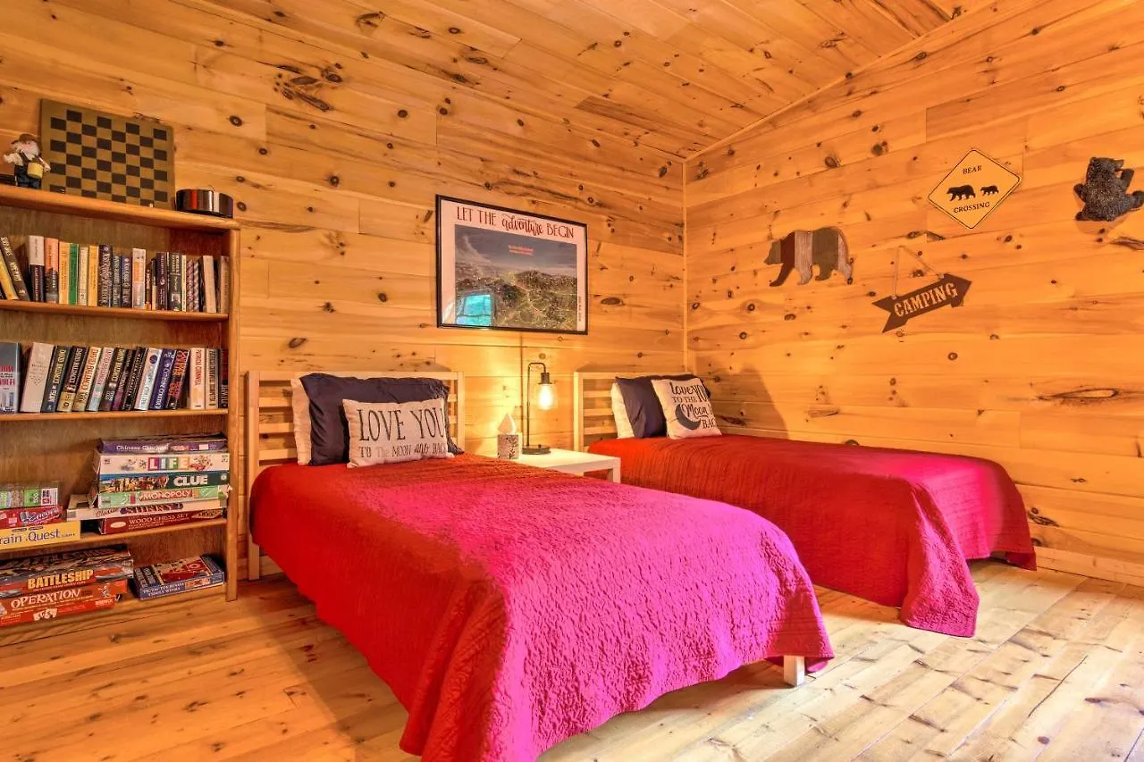 Moonshine Manor With Hot Tub, Near Lure 레이크 루어