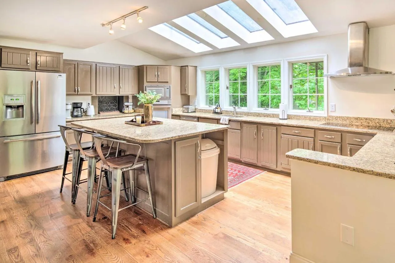 Pet-friendly Lure Retreat With Deck And Gas Grill Holiday home
