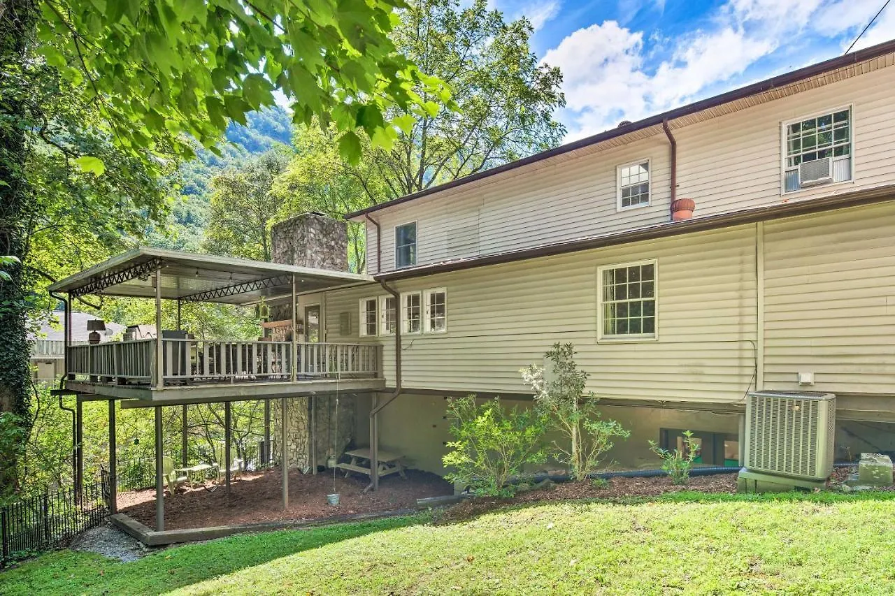 Pet-friendly Lure Retreat With Deck And Gas Grill Holiday home Lake Lure