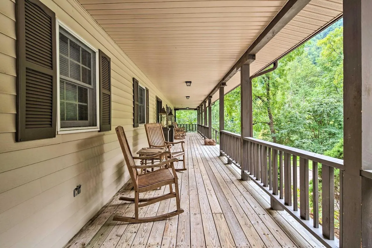 Holiday home Pet-friendly Lure Retreat With Deck And Gas Grill *