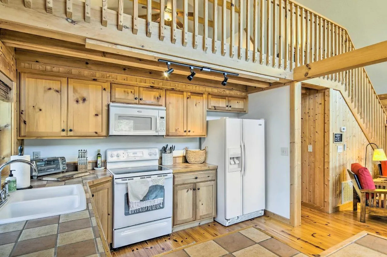 Quaint With Loft 10 Mi To Lure! Holiday home Lake Lure