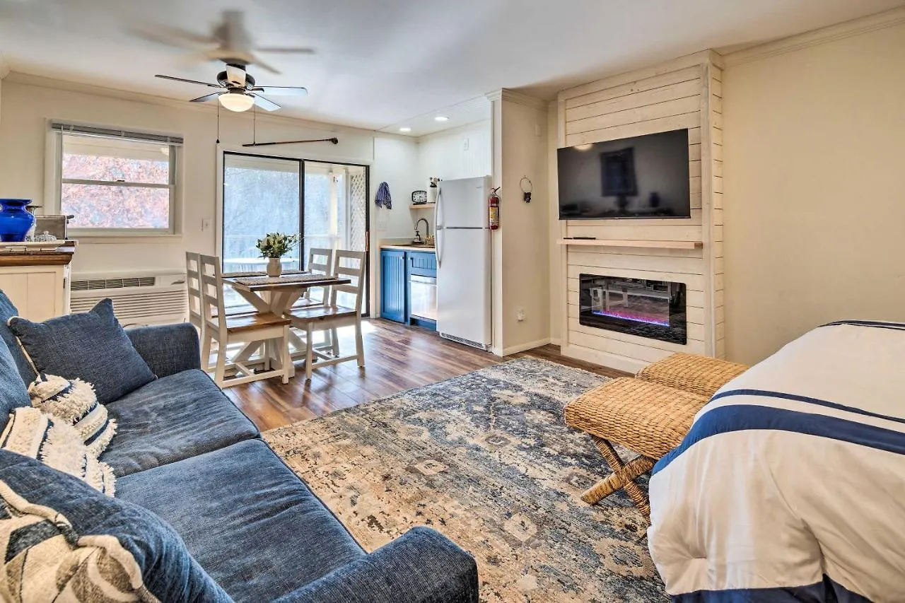 Lure With Private Balcony And Pool Access! Apartment