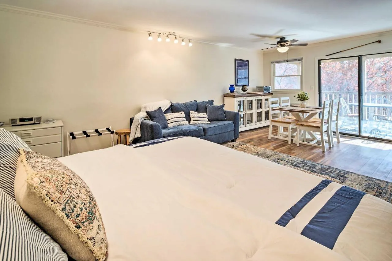 Apartment Lure With Private Balcony And Pool Access!