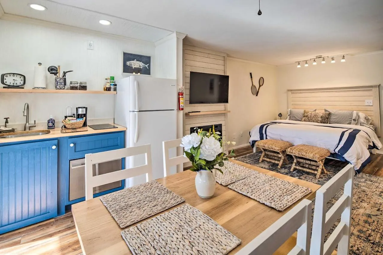 Apartment Lure With Private Balcony And Pool Access! *