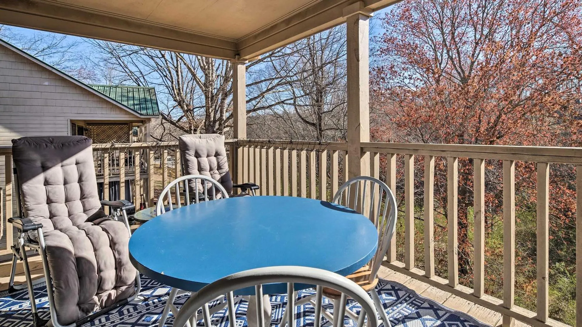 Apartment Lure With Private Balcony And Pool Access! *