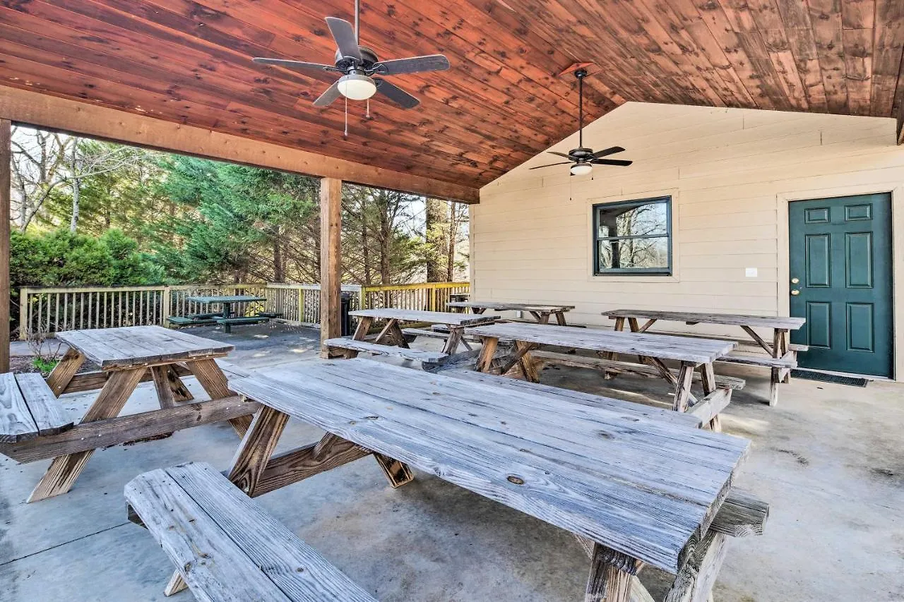 Lure With Private Balcony And Pool Access!