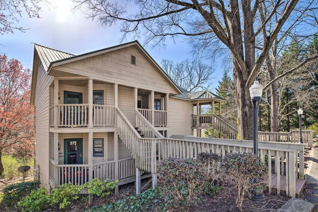 Lure With Private Balcony And Pool Access! Apartment
