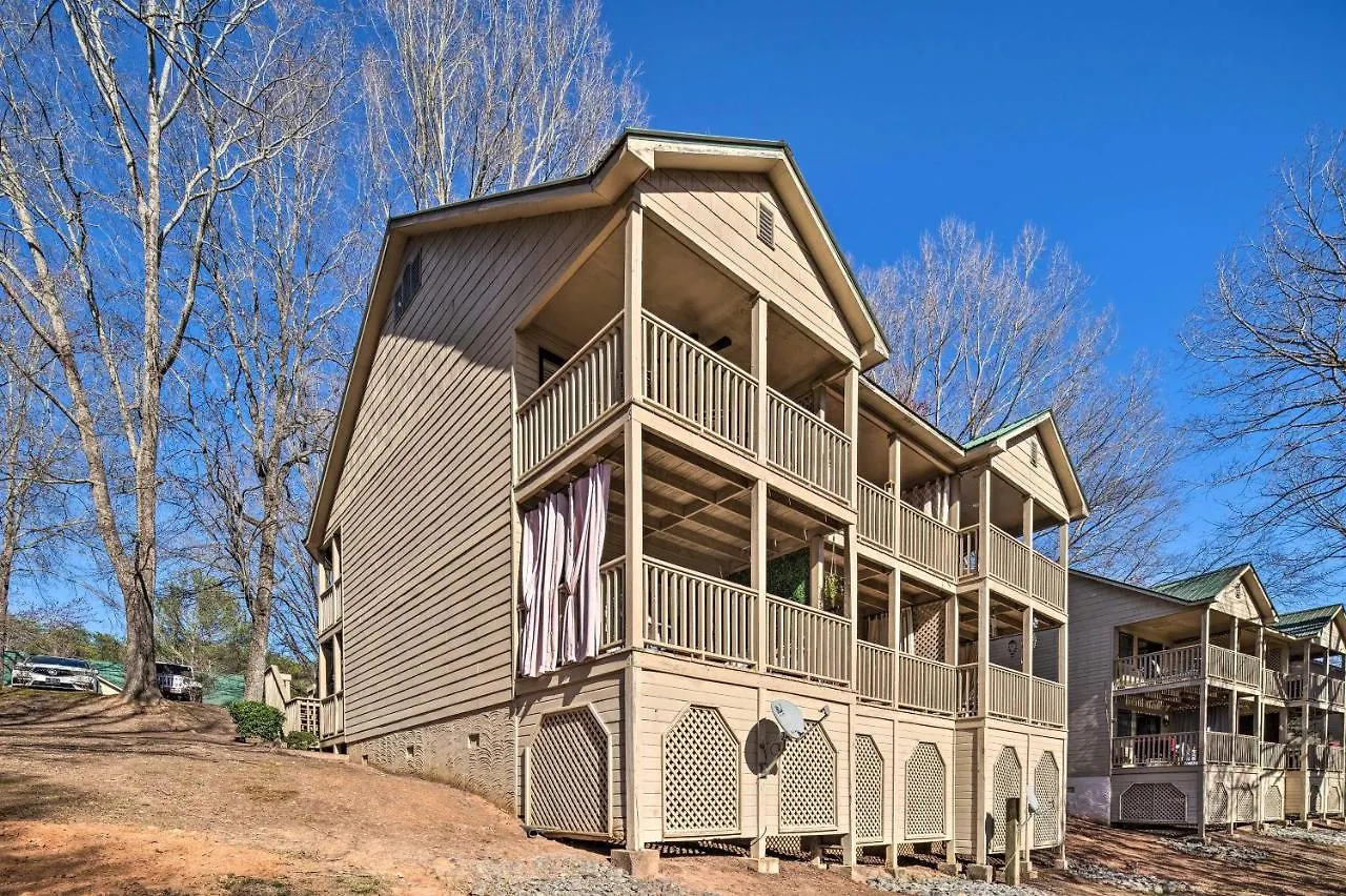 Apartment Lure With Private Balcony And Pool Access! *
