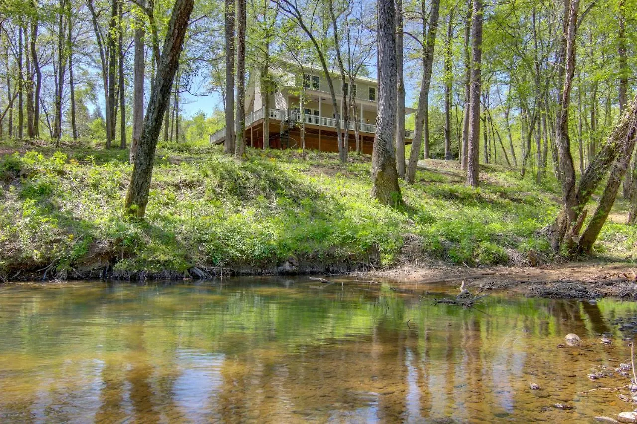 Beautiful Riverfront Lure On 13 Acres Holiday home *