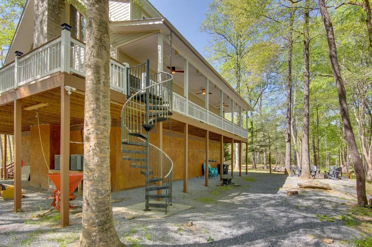 Beautiful Riverfront Lure On 13 Acres Lake Lure