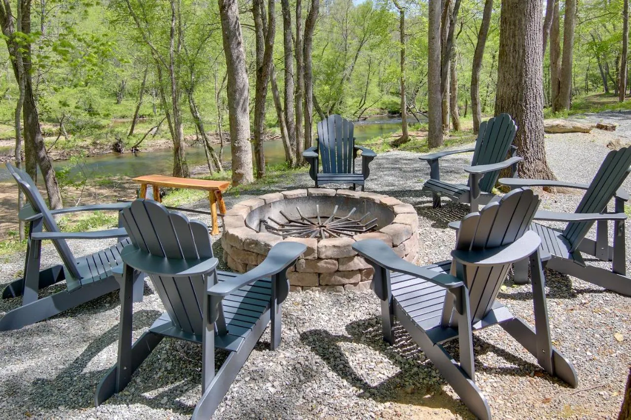 Holiday home Beautiful Riverfront Lure On 13 Acres *