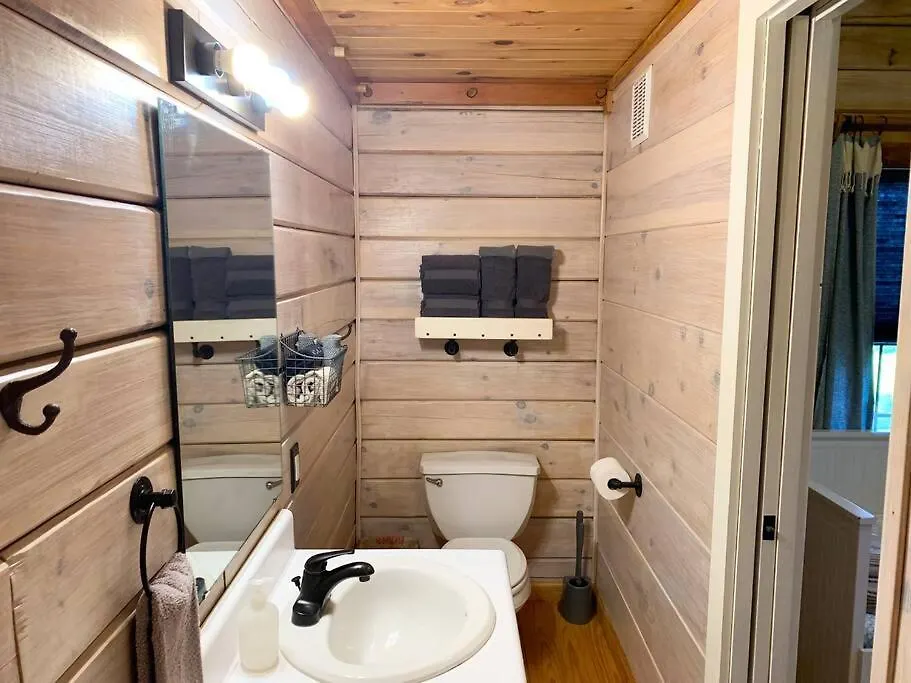 Holiday home Log Walkable To Lure & Chimney Rock - Blue Skies *