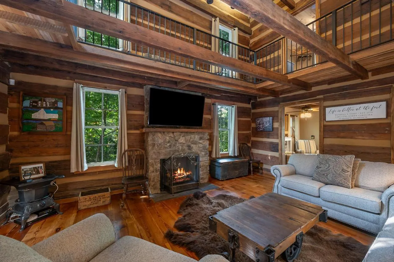 Prázdninový dům Russell's Fort At White Oak Point: Historical Cabin On Lake Lure, Luxury, Direct Lake Access!