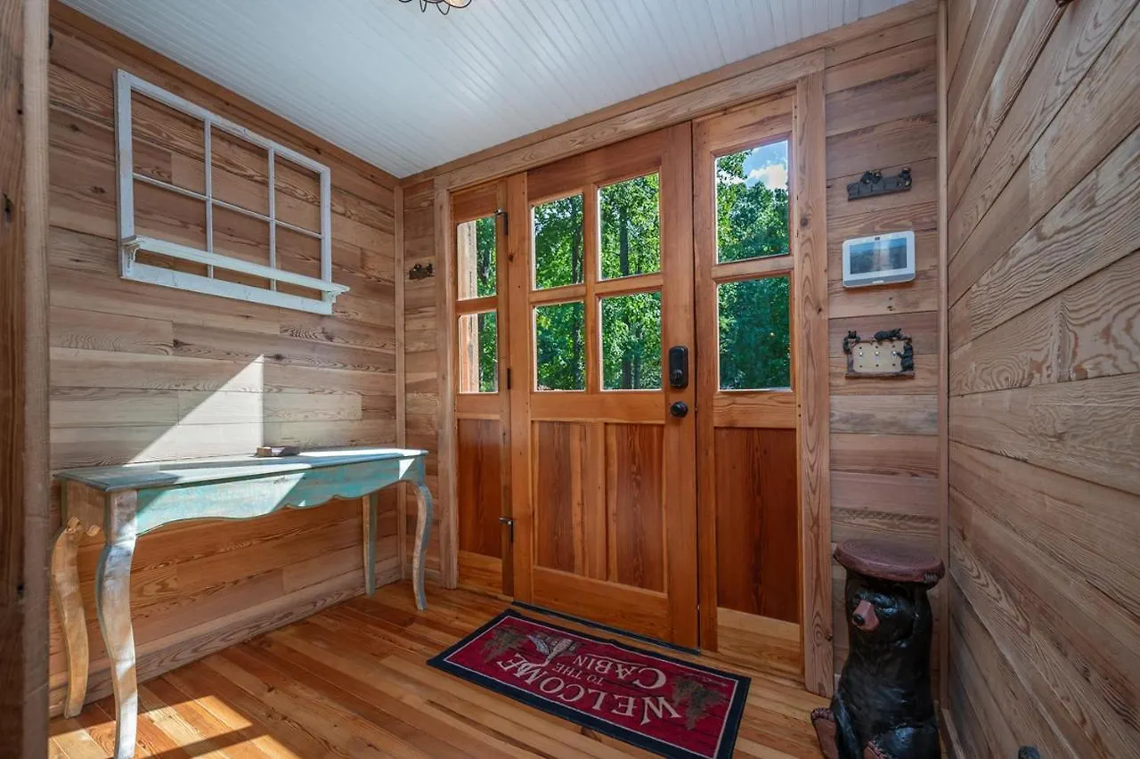 Prázdninový dům Russell's Fort At White Oak Point: Historical Cabin On Lake Lure, Luxury, Direct Lake Access! Lake Lure