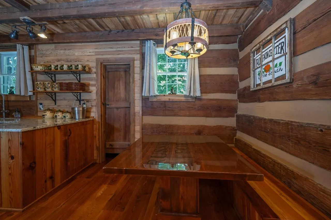 Prázdninový dům Russell's Fort At White Oak Point: Historical Cabin On Lake Lure, Luxury, Direct Lake Access! *