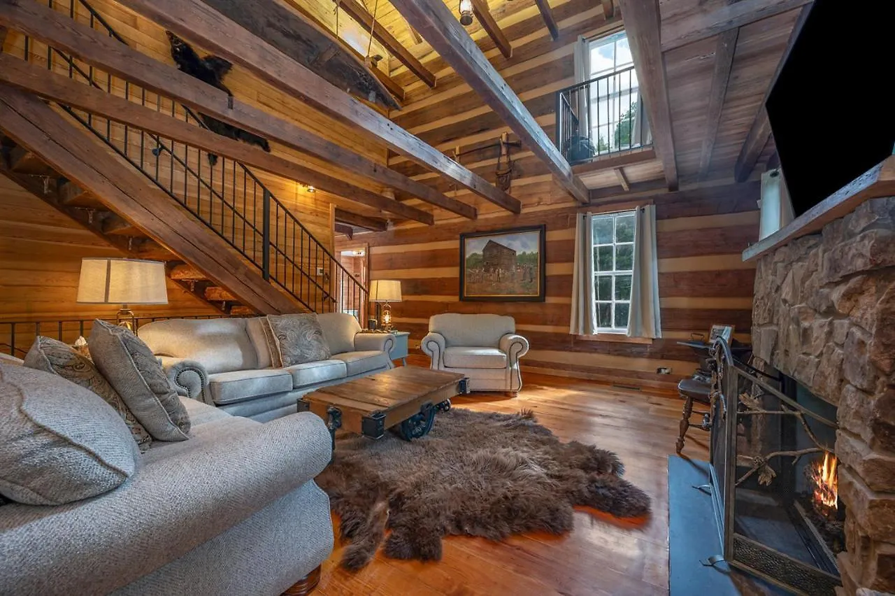 Prázdninový dům Russell's Fort At White Oak Point: Historical Cabin On Lake Lure, Luxury, Direct Lake Access!