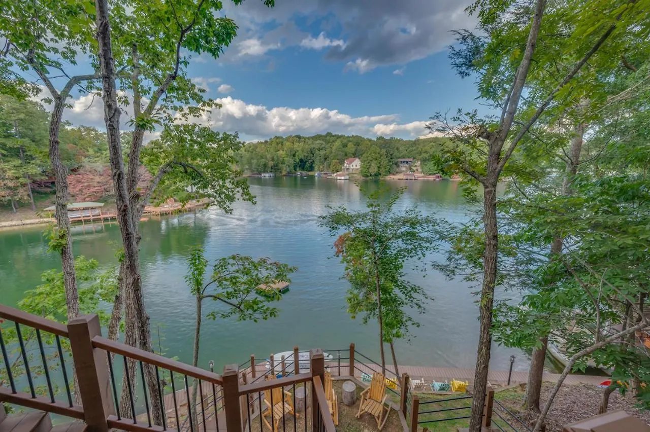 Prázdninový dům Russell's Fort At White Oak Point: Historical Cabin On Lake Lure, Luxury, Direct Lake Access!