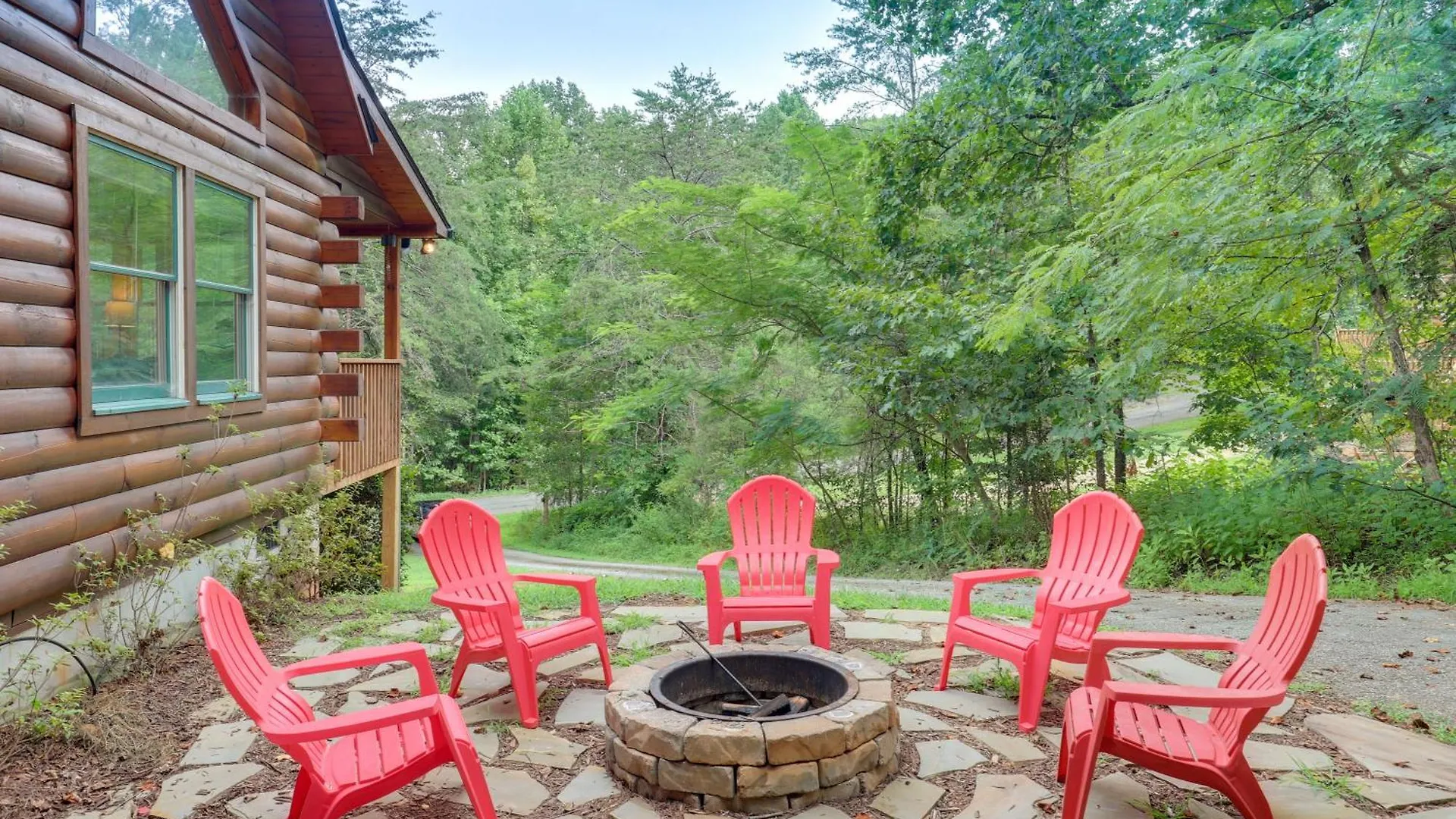 Moonshine Manor With Hot Tub, Near Lure Holiday home