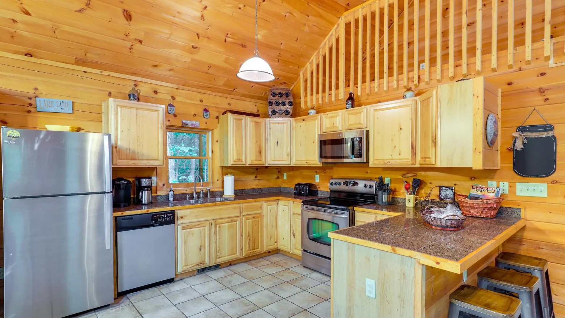 Moonshine Manor With Hot Tub, Near Lure *