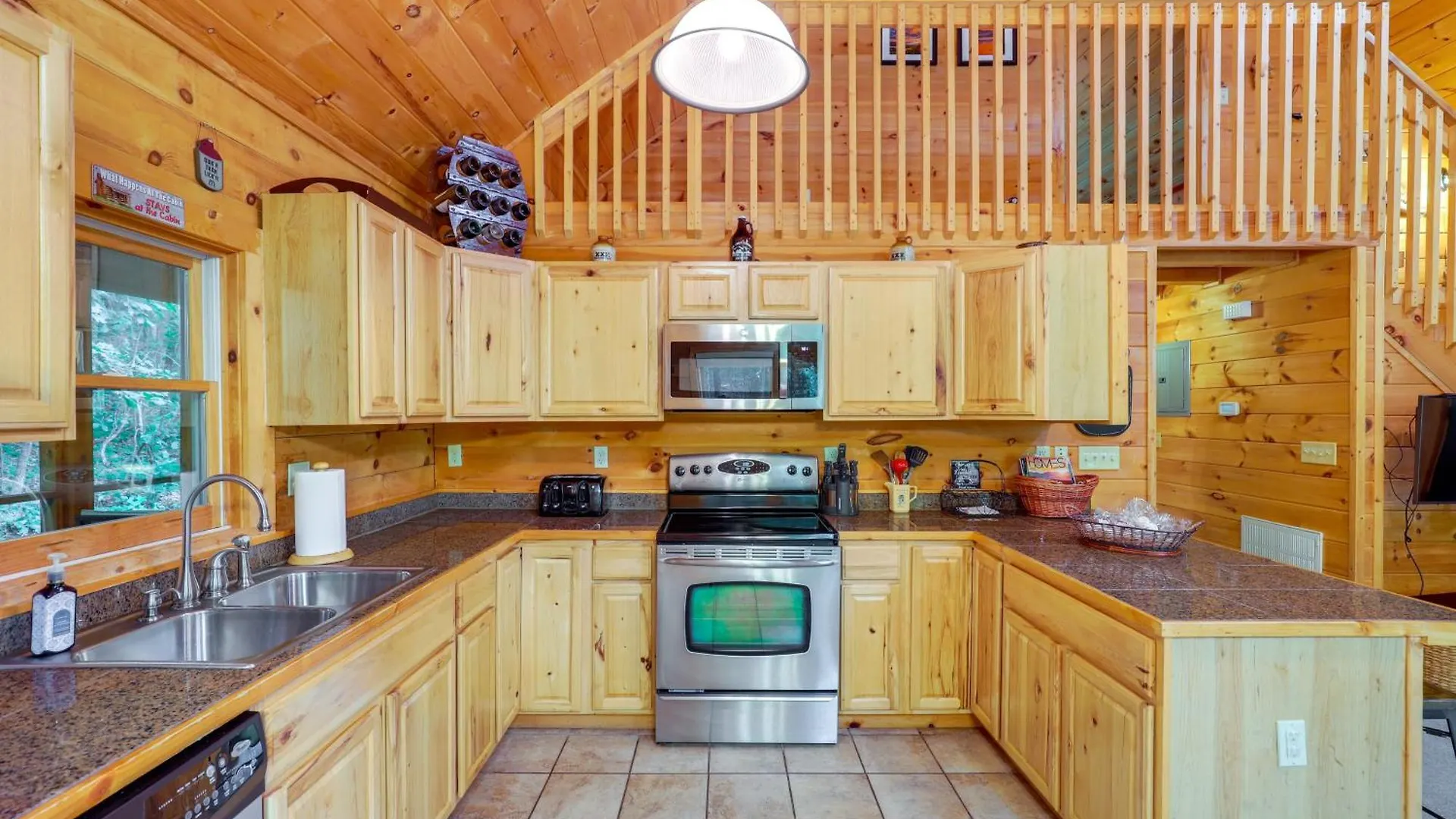 Moonshine Manor With Hot Tub, Near Lure *