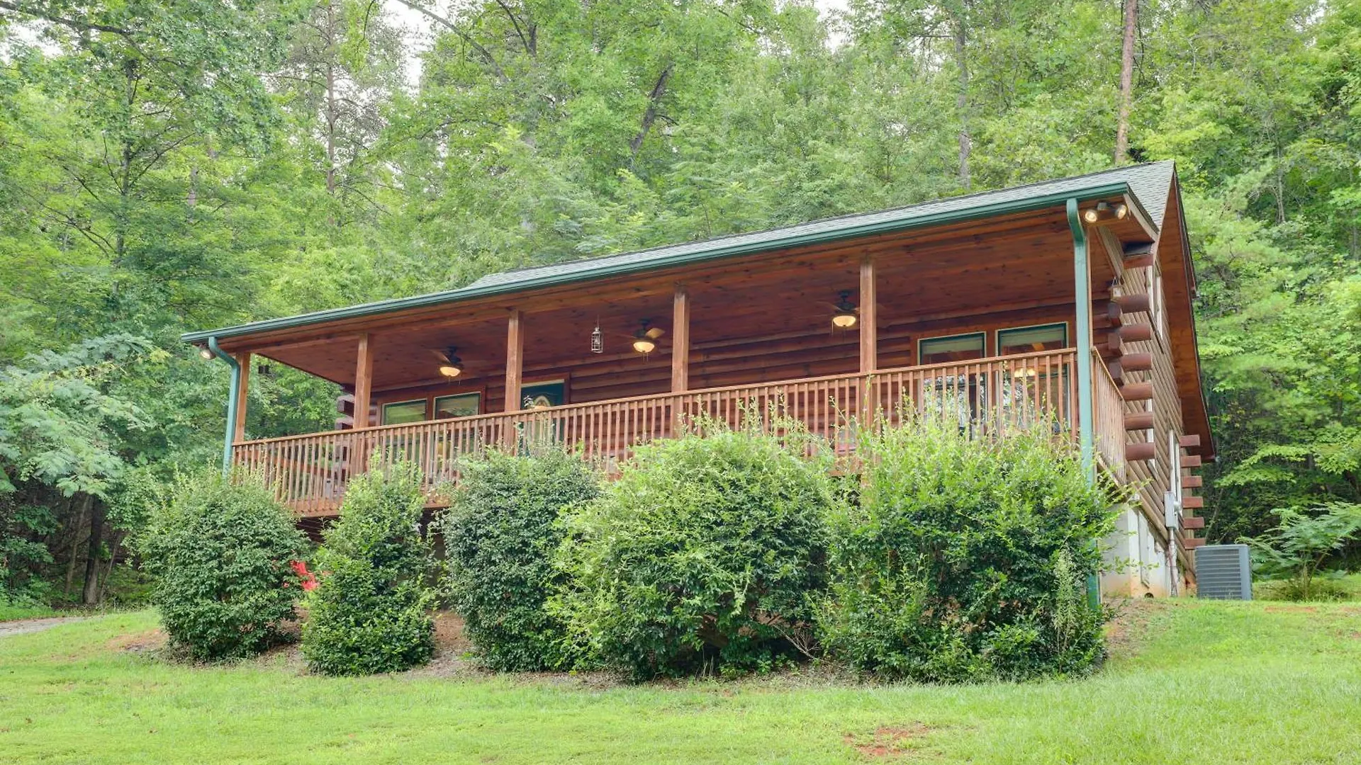 Moonshine Manor With Hot Tub, Near Lure Holiday home