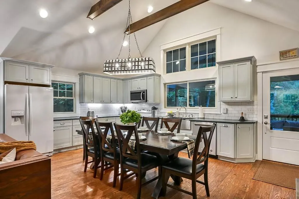 Holiday home The Cove Retreat- Hot Tub/screened Porch/game Lake Lure