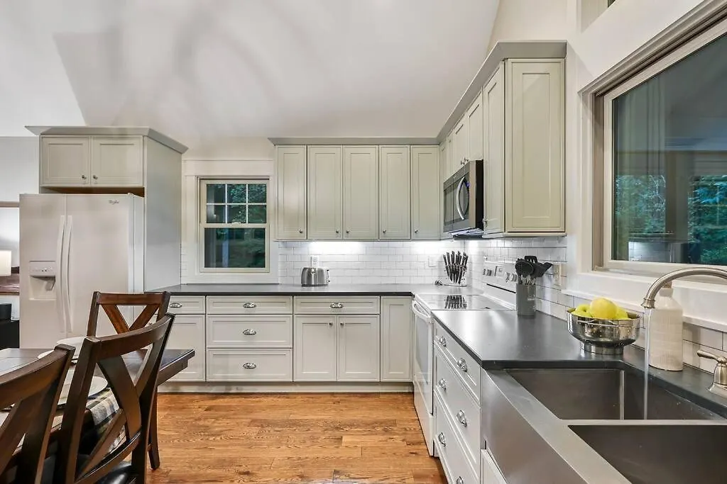 The Cove Retreat- Hot Tub/screened Porch/game Holiday home *