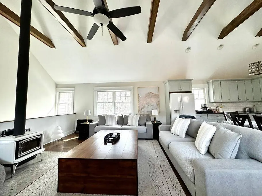 The Cove Retreat- Hot Tub/screened Porch/game Holiday home