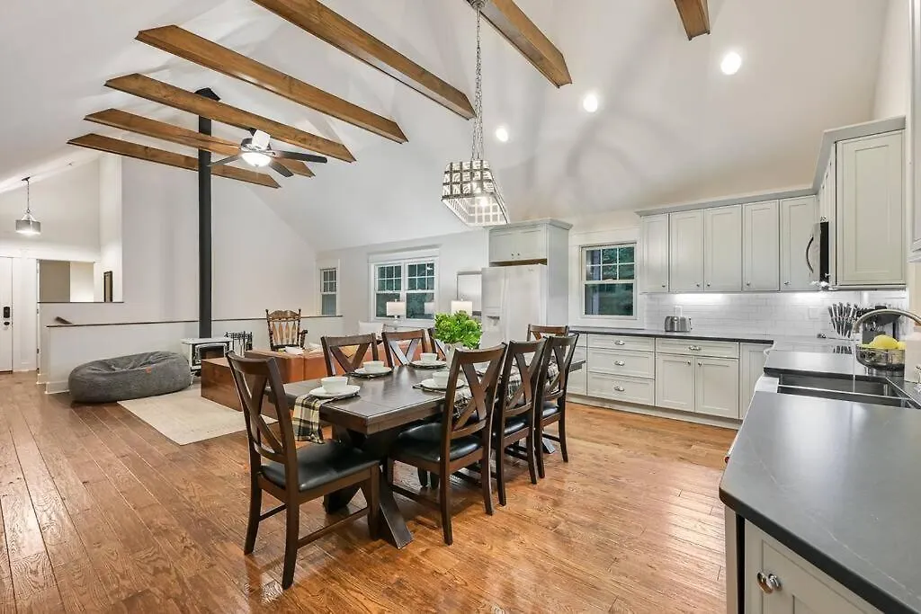 The Cove Retreat- Hot Tub/screened Porch/game *